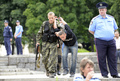 ウクライナ東部ドネツク（Donetsk）で、ウクライナ政府側のスパイと疑われ親ロシア派の戦闘員に身柄を拘束される男性（2014年6月21日撮影、資料写真）。(c)AFP/ALEXANDER KHUDOTEPLY