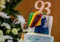 ジンバブエの首都ハラレで開かれたロバート・ムガベ大統領の誕生日パーティーで用意された、大統領の肖像画が描かれたケーキ（2017年2月21日撮影）。(c)AFP/Jekesai NJIKIZANA