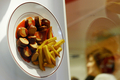 ドイツ・ベルリン（Berlin）で、ソーセージにケチャップとカレー味のソースをかけた名物料理「カリーブルスト（Currywurst）」の調理法と歴史を紹介する博物館「ドイツ・カリーブルスト博物館（German Currywurst Museum）」が、15日にオープンする。写真は、フライドポテトが添えられたカリーブルストのサンプル展示（2009年8月13日撮影）。(c)AFP/DDP/MICHAEL GOTTSCHALK