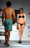 インド・ムンバイ（Mumbai）で開催されたインド・リゾートウェア・ファッションウィーク（India Resort wear Fashion Week、IRFW）で発表されたPETA (SINES) Mapxencarsの新作コレクション（2013年12月13日撮影）。（c）AFP/STR