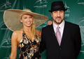 写真は会場に到着した歌手/俳優のジョーイ・ファトーン（%%Joey Fatone%%、右）と、テレビ局%%ABC%%の番組「%%Dancing with the Stars%%」でパートナーを組むダンサーのキム・ジョンソン（%%Kym Johnson%%）。(c)AFP/Getty Images Jeff Gentner