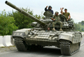 南オセチア（South Ossetia）の分離独立派との戦闘中に同自治州の州都ツヒンバリ（Tskhinvali）近くを移動するグルジアの戦車（2008年8月8日撮影）。(c)AFP/VANO SHLAMOV