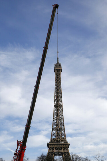 エッフェル塔を吊り上げ？仏パリ 写真2枚 国際ニュース：AFPBB News