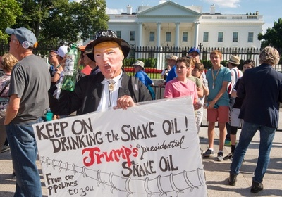 パリ協定離脱、ホワイトハウス前で抗議デモ 自治体・経済界も批判