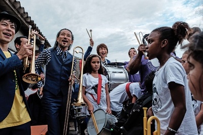 スカパラ、リオの貧困地区で子どもたちと協演
