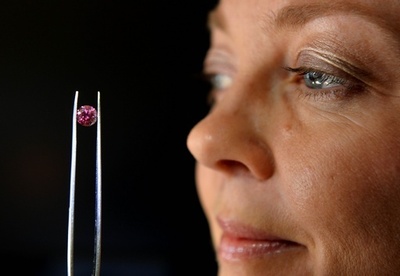 真紅の大粒ダイヤモンド、資源大手リオ・ティントが競売へ　