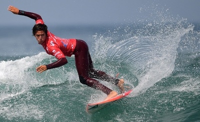 サーフィン国際大会、メキシコ人選手が優勝 仏