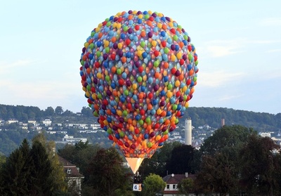 風船の束でふわり？ ドイツで熱気球の国際大会
