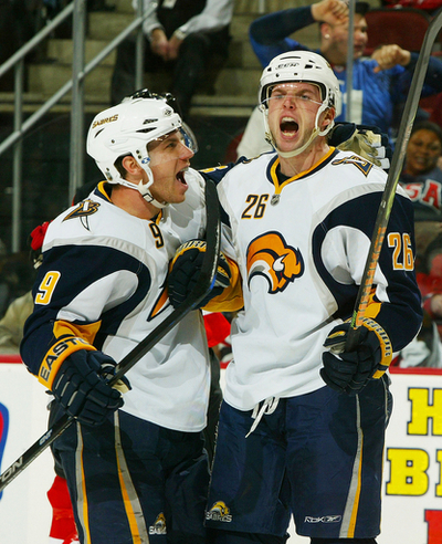 セイバーズ快勝 バネクがフランチャイズ新記録の1万ゴール