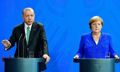 メルケル・エルドアン両首脳、関係改善を約束 人権問題では溝