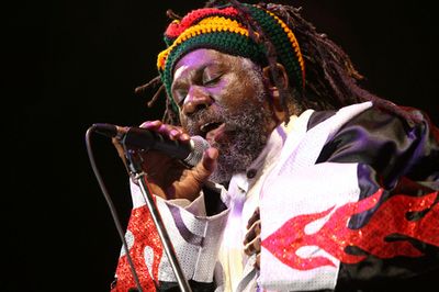 音楽の祭典「The Sakifo world music festival」2日目、レゲエ歌手Winston Mac Anuffが登場