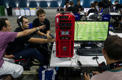 「キャンパスパーティー」開幕、IT愛好家の泊まり込みイベント