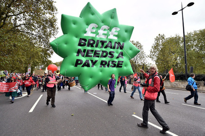 英、25歳以上の最低賃金引き上げ 100万人超対象も反応は冷淡