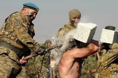 生肉を食すのも訓練？アルメニアの精鋭部隊が成果を披露