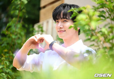 [★フォト] 2PM ジュノ、森の王子様 – KOREA WAVE