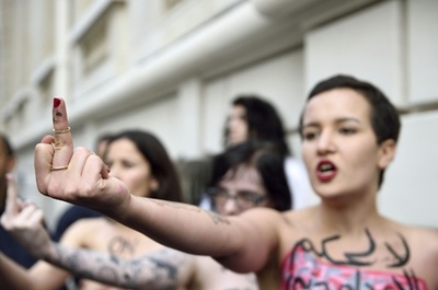 エジプトの大量死刑判決にトップレス抗議、仏パリ