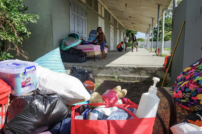ハリケーン「イルマ」直撃から1年、避難者を強制退去 アンティグア島