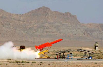 イラン、国産無人爆撃機を公開 1000キロ飛行可能