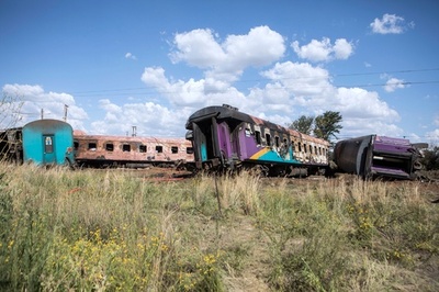 列車とトラックが衝突、18人死亡254人負傷 南アフリカ