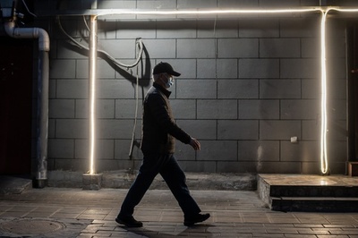 新型ウイルスのスクリーニング「過半数を見逃し」、研究