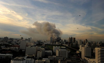 強硬派が暴徒化、バンコクに夜間外出禁止令