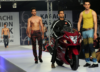 パキスタン・カラチで初のメンズ・ファッションショー