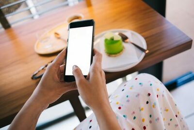 彼女にタダで飲み物・デザートあげる韓国のバイト…「開業1カ月」経営者ため息