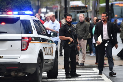 ホワイトハウス前で男性が自分の服に火、大統領警護隊が出動