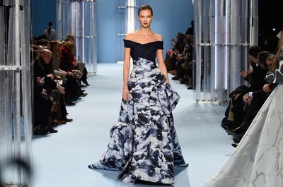 多彩に変化する水を表現、「キャロリーナ ヘレラ」15/16年秋冬