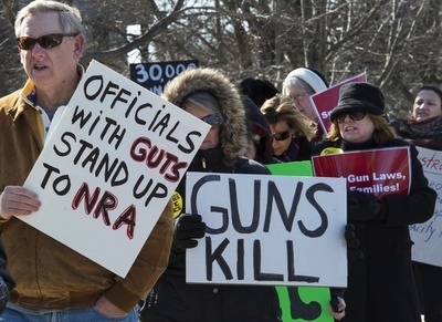 子供が手にした銃による死傷事故相次ぐ、米国