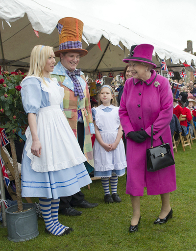 エリザベス女王即位60周年、イングランド南西部シャーボーンで市民と交流