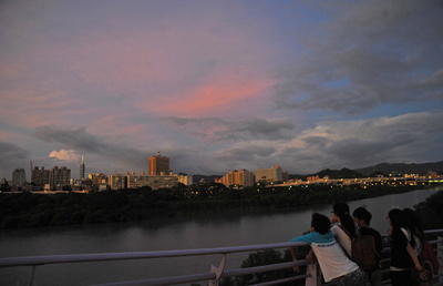 台湾最高裁、歯科医師に母親への「養育費」返金命令