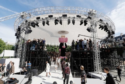 キム・ジョーンズ初の「ディオール」に喝采