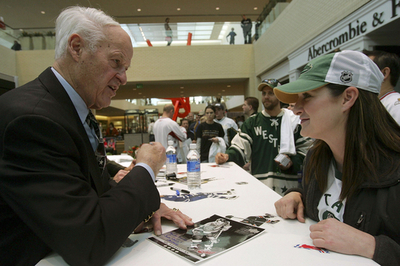 ＜06-07NHL＞オールスター戦を前にショッピングモールでイベントが開催される - 米国