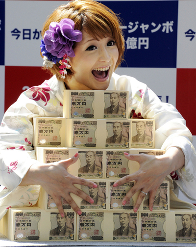 夢の3億円サマージャンボ発売、矢口真里も思わず笑顔