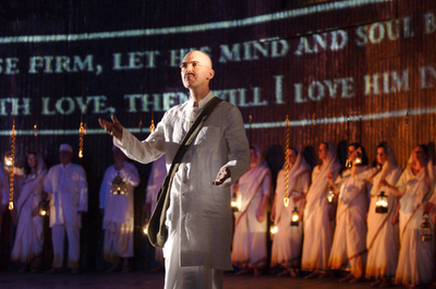 インド独立の父、ガンジーのオペラがコロシアムで開幕 - 英国