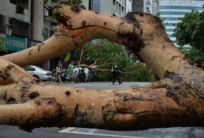 台風直撃の台湾、2人死亡 負傷者100人以上