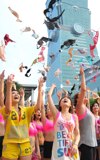 舞い上がるブラジャー、乳がんの啓発キャンペーン 台湾