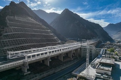 中国四川省北西部の高原 初の鉄道が開通 成都から三星堆まで18分で到達