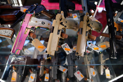 スイス国民投票、EUの制度に合わせた銃規制強化を可決