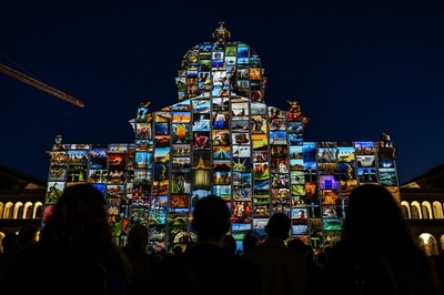 議事堂がスクリーンに、スイスで光と映像のショー