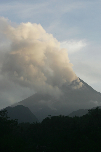 ムラピ山の火山活動、地震後もさらに活発化 - インドネシア