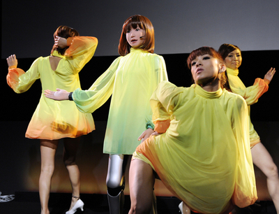 人型ロボット、人間と一緒にダンスを披露