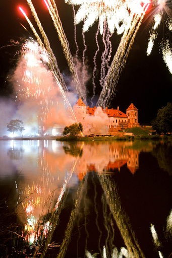 ベラルーシ、ミール地方の城を彩る打ち上げ花火