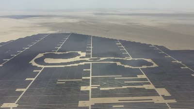 動画:砂漠などの豊富な太陽光資源を発電に利用 新疆ホータン地区