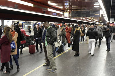 パリ中心部の電車内で陣痛…！ 15人の手助けで無事出産