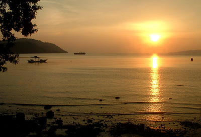 インドネシア・マルク諸島沖でM7.1の地震、津波警報を発令