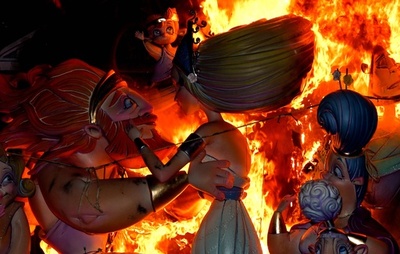 バレンシアで火祭り、巨大像燃える