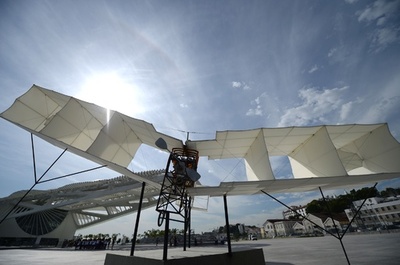 偉大な初飛行から110年、「空飛ぶ詩人デュモン」展開幕 リオ