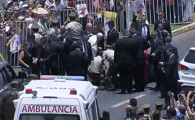 声援に馬びっくり、落馬した女性警官にローマ法王歩み寄る